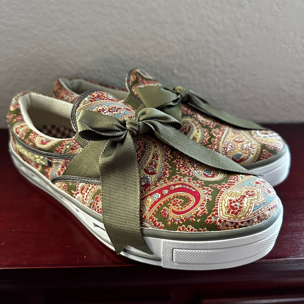 Michelle K green paisley slip-onon sneaker W8
